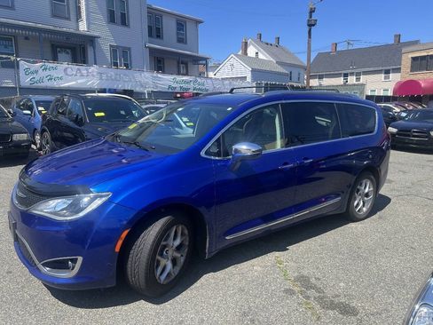 Used 2020 Chrysler Pacifica Limited FWD image 5