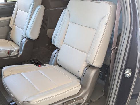 Used 2023 GMC Yukon XL SLT w/ SLT Luxury Package image 16