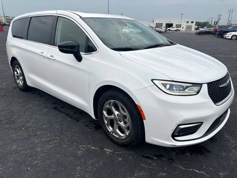 Used 2024 Chrysler Pacifica Limited FWD image 3