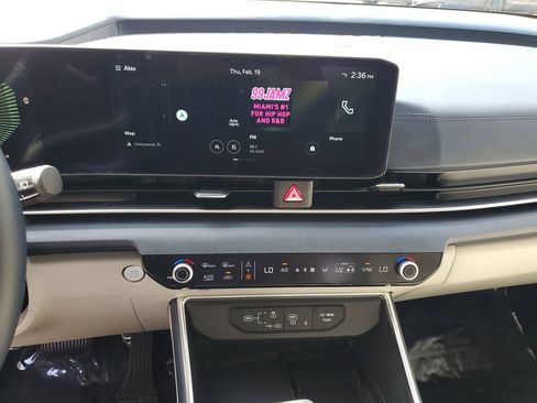 Used 2025 Kia Carnival EX image 22