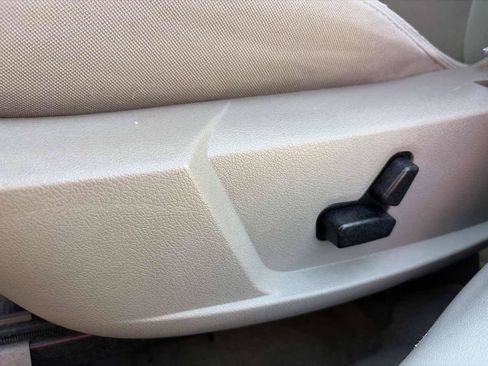 Used 2010 Chrysler 300 Touring RWD image 9