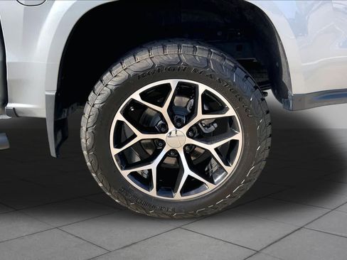 Used 2023 Chevrolet Colorado LT AWD/4WD image 11