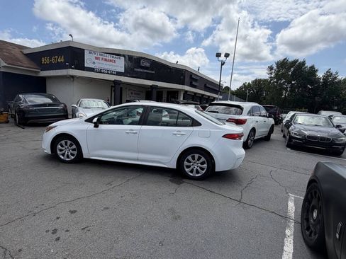 Used 2021 Toyota Corolla LE FWD image 16