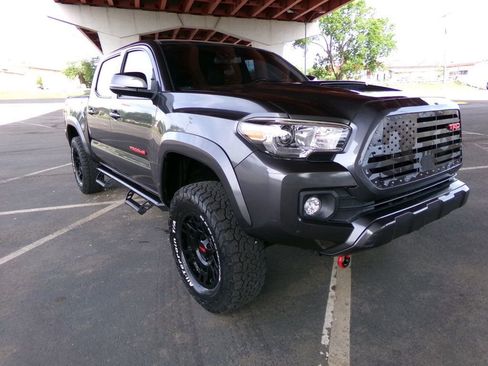 Used 2020 Toyota Tacoma TRD Sport image 3