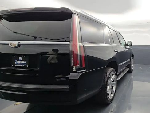 Used 2019 Cadillac Escalade Luxury AWD/4WD image 12