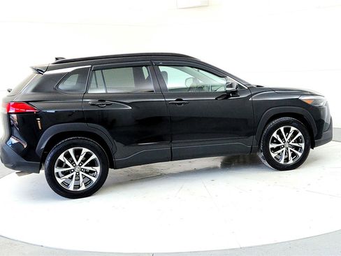 Used 2022 Toyota Corolla Cross XLE image 6