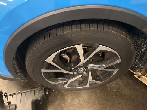 Used 2019 Toyota C-HR Limited image 2