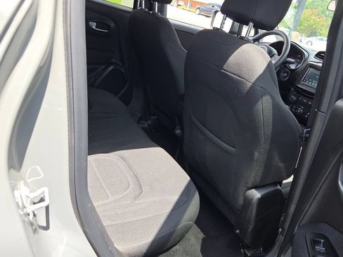 Used 2019 Jeep Renegade Latitude FWD image 14