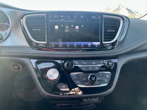 Used 2023 Chrysler Pacifica Touring-L w/ Uconnect Theater Family Group FWD image 18