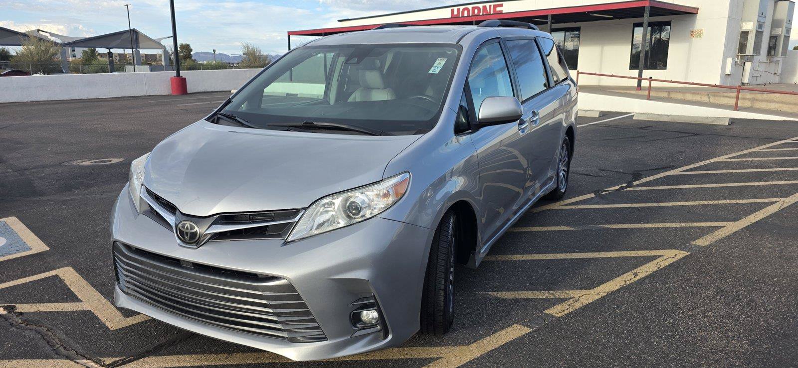 Used 2018 Toyota Sienna XLE FWD image 1