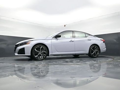 Used 2025 Nissan Altima 2.5 SR image 46