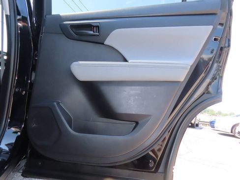 Used 2020 Toyota Highlander LE AWD/4WD image 37
