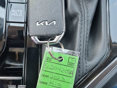 Used 2023 Kia Niro SX Touring FWD image 29