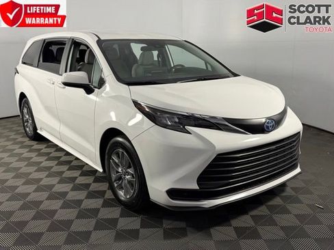 Used 2025 Toyota Sienna LE FWD image 1