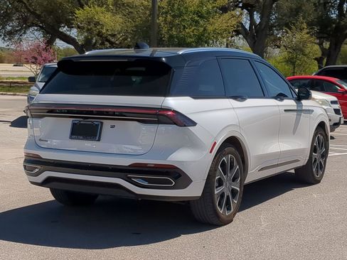 Used 2025 Lincoln Nautilus Reserve image 3