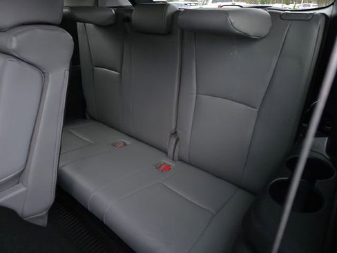 Used 2021 Toyota Highlander XLE AWD/4WD image 19