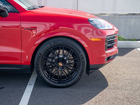 Certified 2025 Porsche Cayenne E-Hybrid AWD/4WD image 9