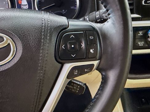 Used 2018 Toyota Highlander Plus FWD image 12