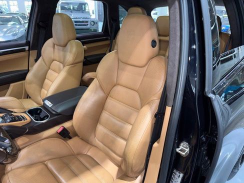 Used 2015 Porsche Cayenne Turbo image 50