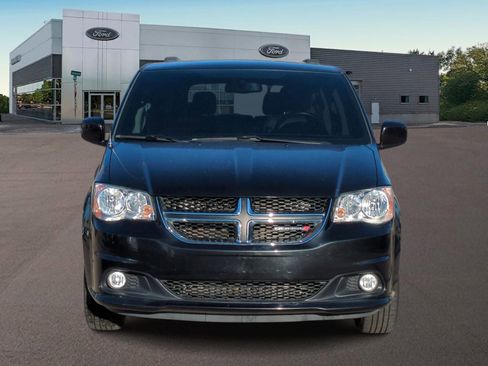 Used 2017 Dodge Grand Caravan SXT image 3