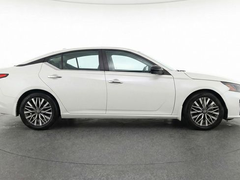 Used 2025 Nissan Altima 2.5 SV image 11