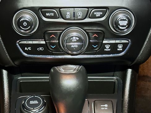 Used 2021 Jeep Cherokee Limited w/ Elite Package AWD/4WD image 13