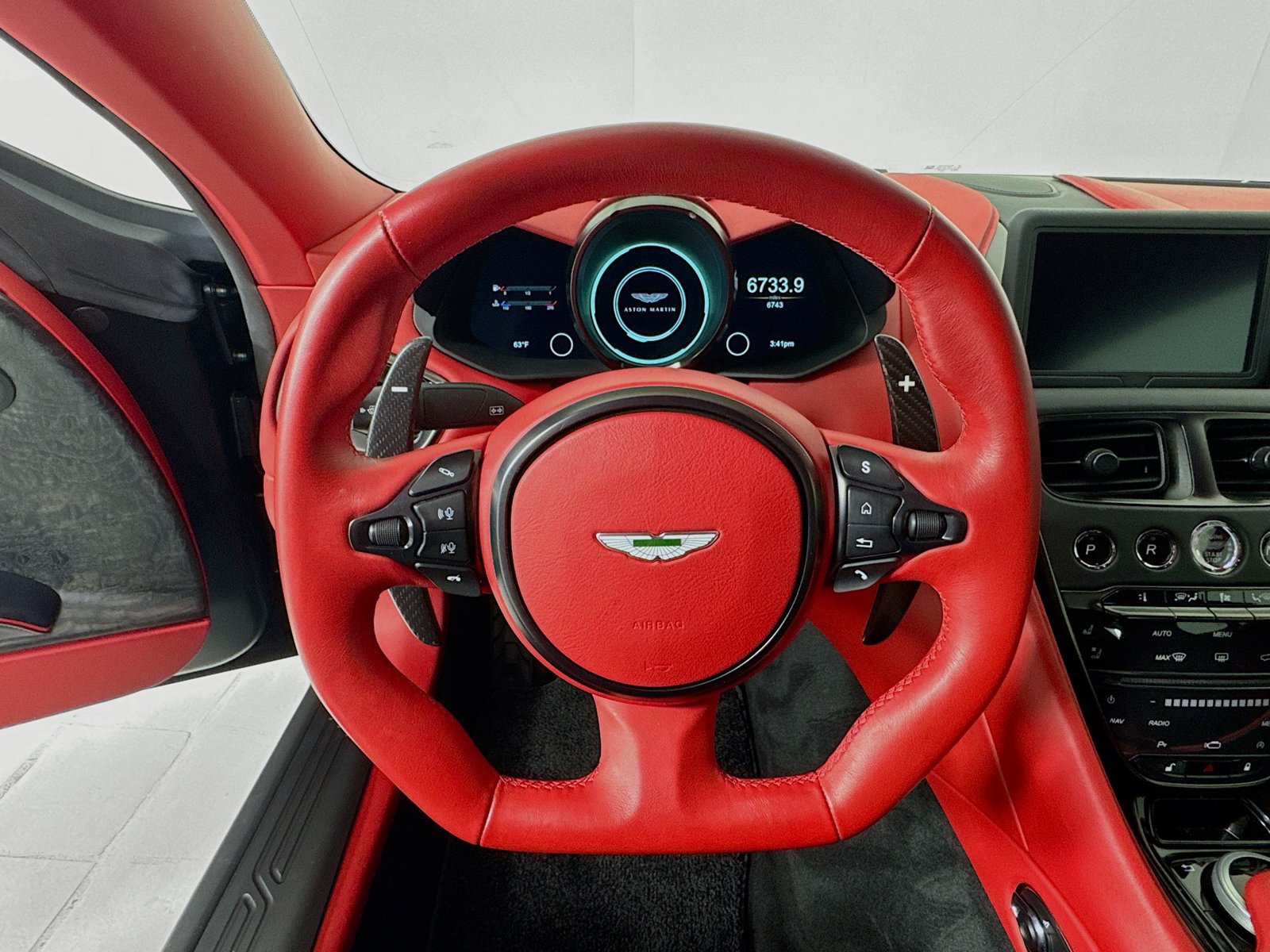 Used 2023 Aston Martin DBS Coupe RWD image 12
