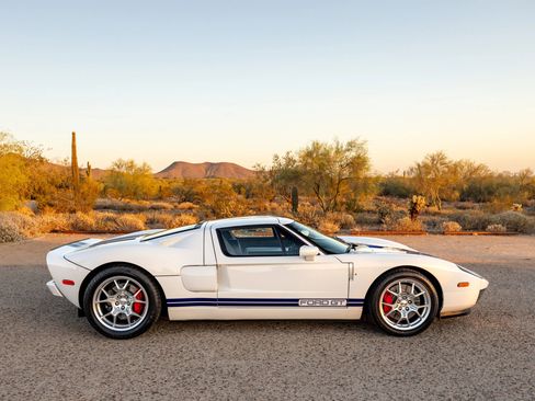Used 2005 Ford GT RWD image 27