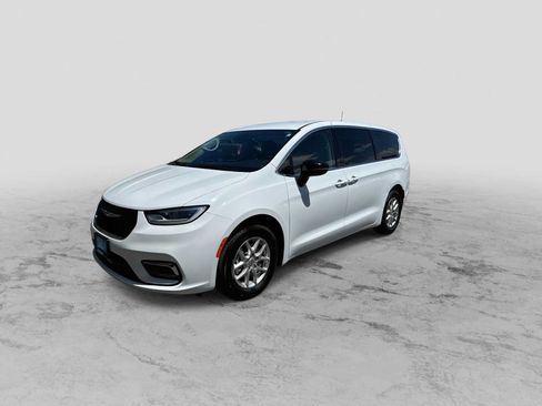 Used 2024 Chrysler Pacifica Touring-L FWD image 4