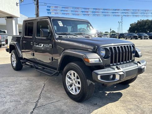 Used 2023 Jeep Gladiator Sport image 2