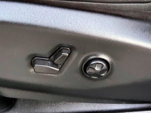 Certified 2025 Chrysler Pacifica Select image 16