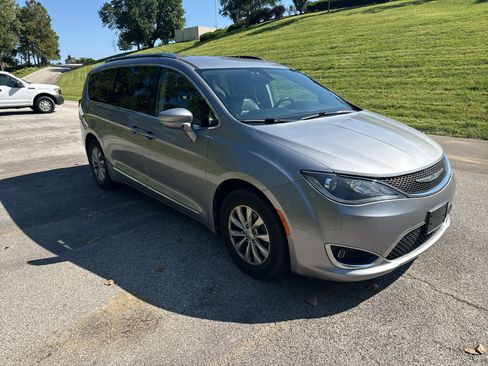 Used 2018 Chrysler Pacifica Touring-L FWD image 7