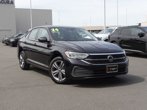 Used 2024 Volkswagen Jetta SE image 2