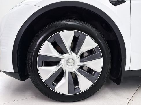 Used 2024 Tesla Model Y Long Range AWD/4WD image 13