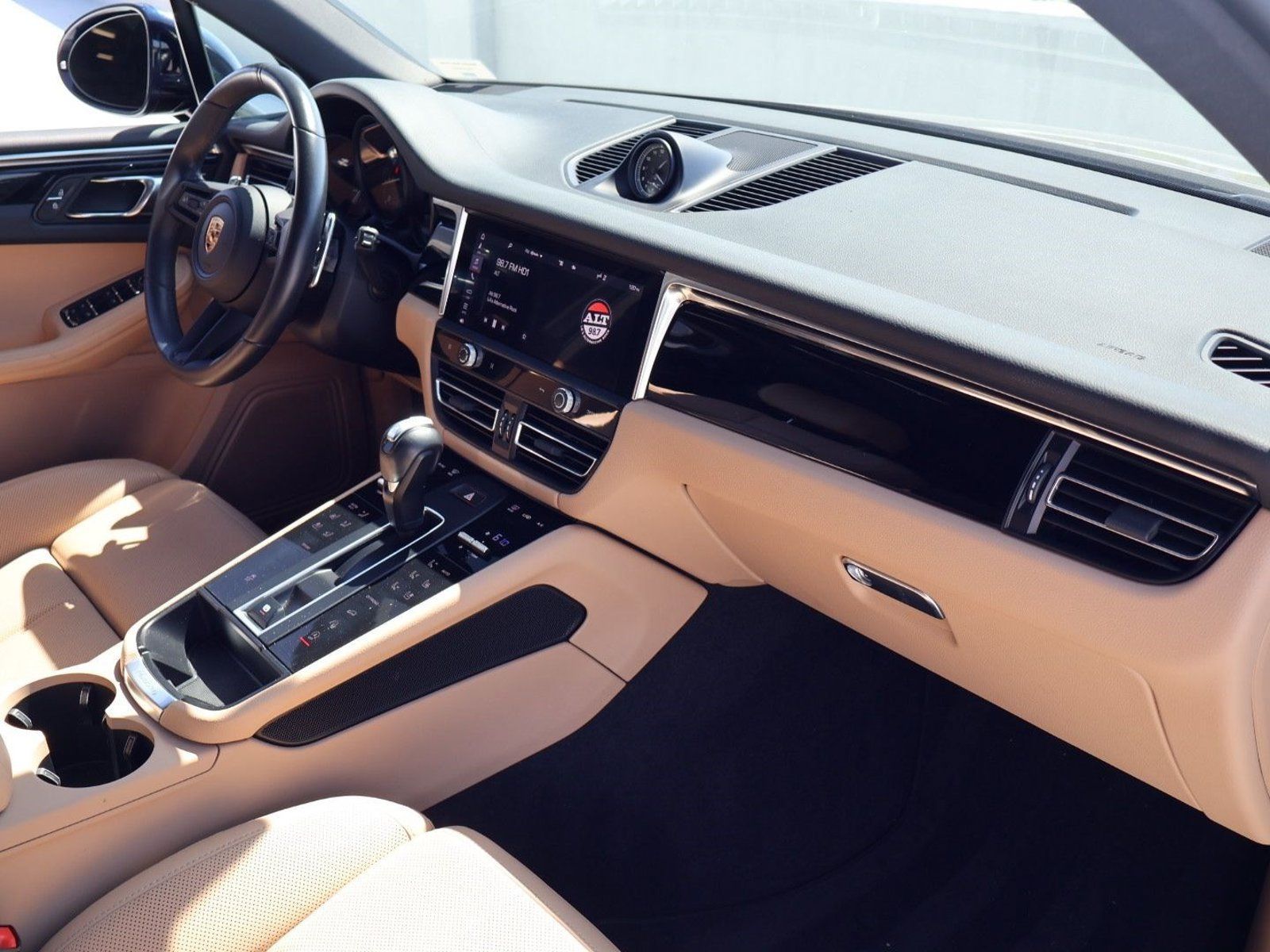Certified 2023 Porsche Macan AWD/4WD image 23