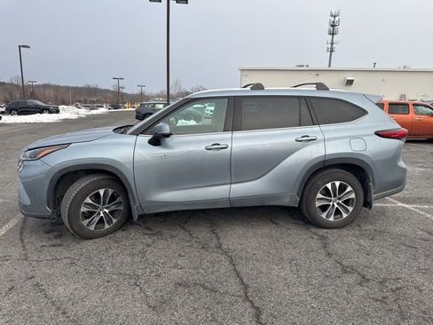 Used 2021 Toyota Highlander XLE image 3