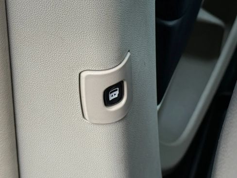 Used 2016 Chrysler Town & Country Touring-L w/ Driver Convenience Group FWD image 20