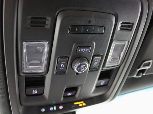 Used 2021 Chevrolet Suburban Z71 w/ Z71 Signature Package image 77