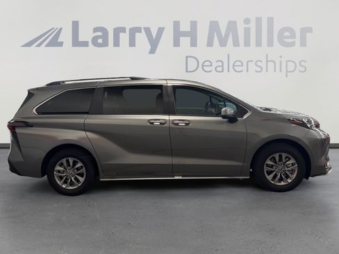 Used 2026 Toyota Sienna XLE FWD image 6