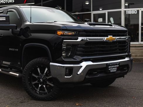 Used 2024 Chevrolet Silverado 3500 LT image 3