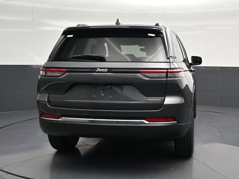 Used 2023 Jeep Grand Cherokee Laredo RWD image 2