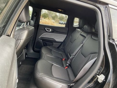 Used 2024 Jeep Compass Latitude image 15