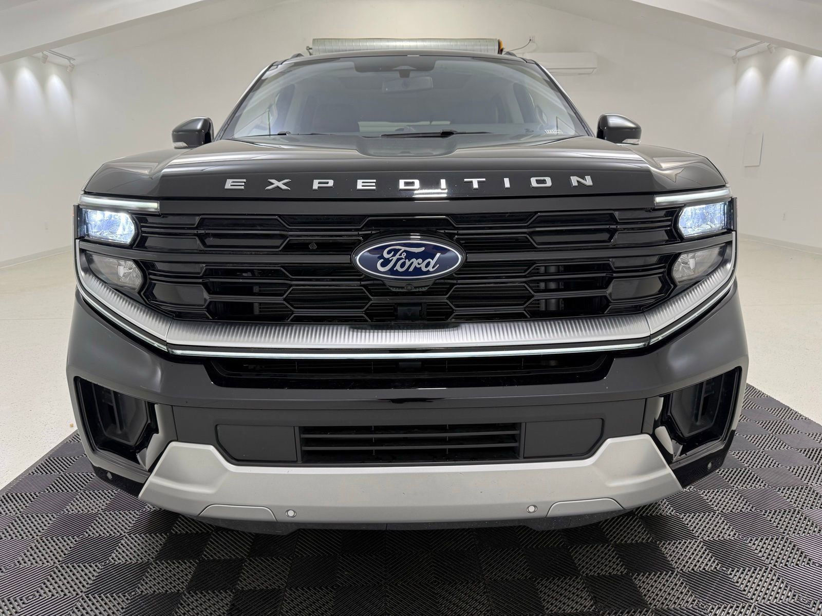 Used 2025 Ford Expedition Platinum AWD/4WD image 2