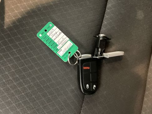 Used 2019 Jeep Grand Cherokee Laredo AWD/4WD image 27