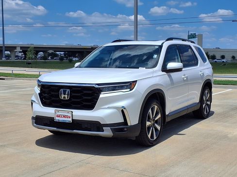 Used 2025 Honda Pilot Touring image 4