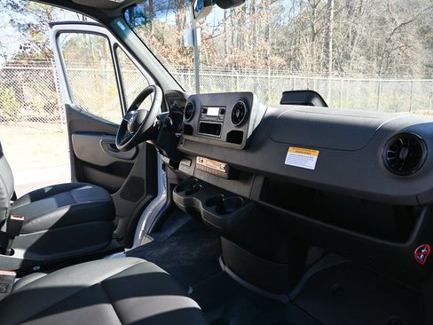 Used 2025 Mercedes-Benz Sprinter 2500 image 21