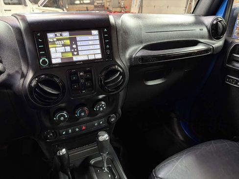 Used 2016 Jeep Wrangler Unlimited Sahara AWD/4WD image 19