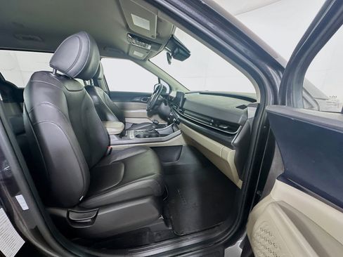 Used 2025 Kia Carnival FWD image 32