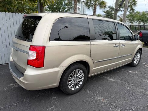Used 2015 Chrysler Town & Country Touring-L w/ Driver Convenience Group FWD image 4