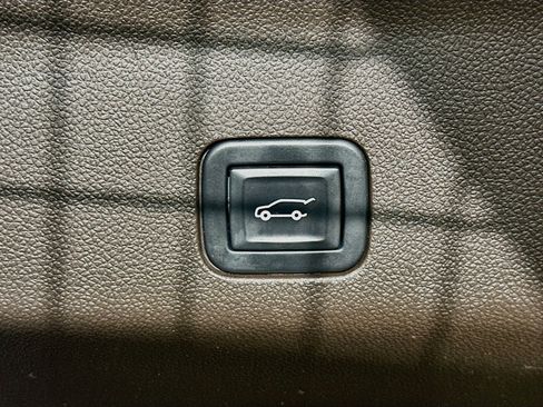 Used 2023 Cadillac Escalade Premium Luxury RWD image 32